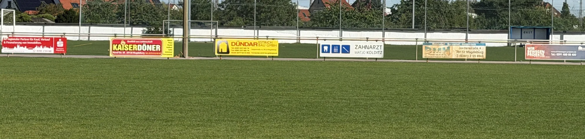 Werbebanden örtlicher Betriebe am Spielfeldrand des SV Fortuna Magdeburg
