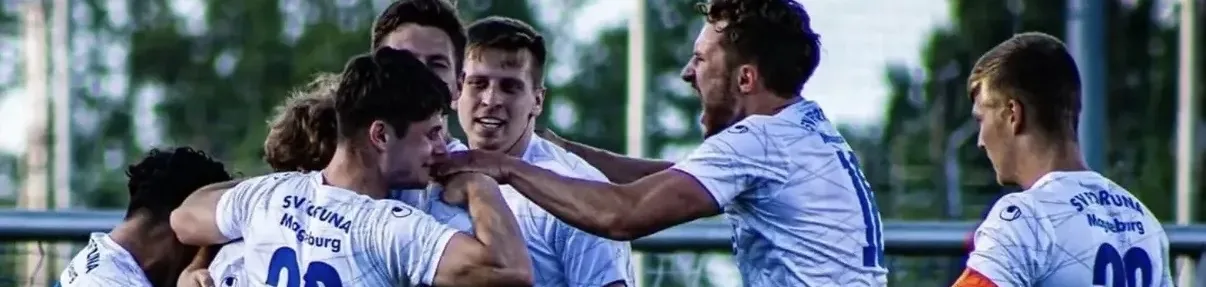 Spieler des SV Fortuna Magdeburg jubeln nach einem Treffer gemeinsam auf dem Platz